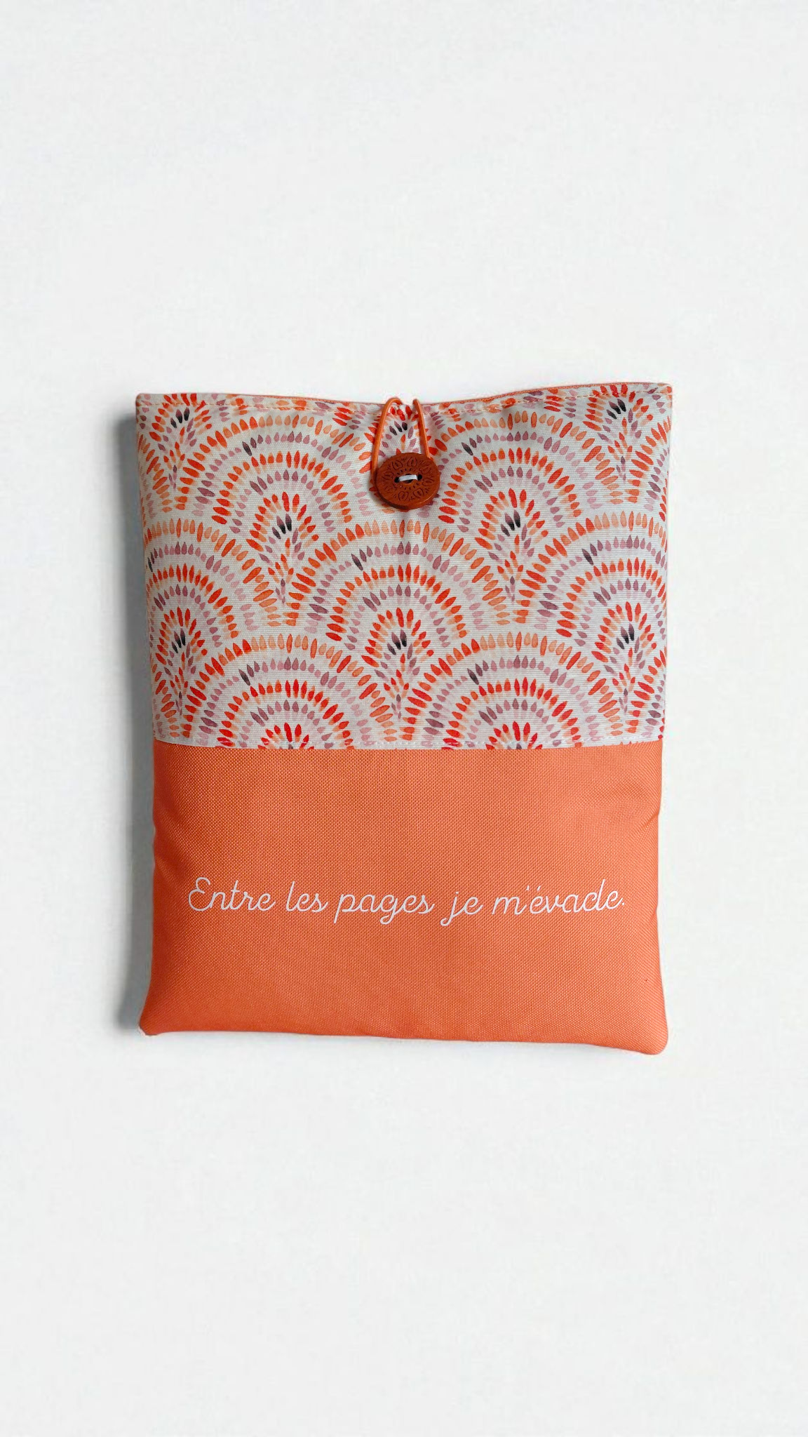 Pochette protège-livres, liseuses et tablettes – Modèle unique fait main en tissu imperméable, citation “Entre les pages je m’évade” – Image 2