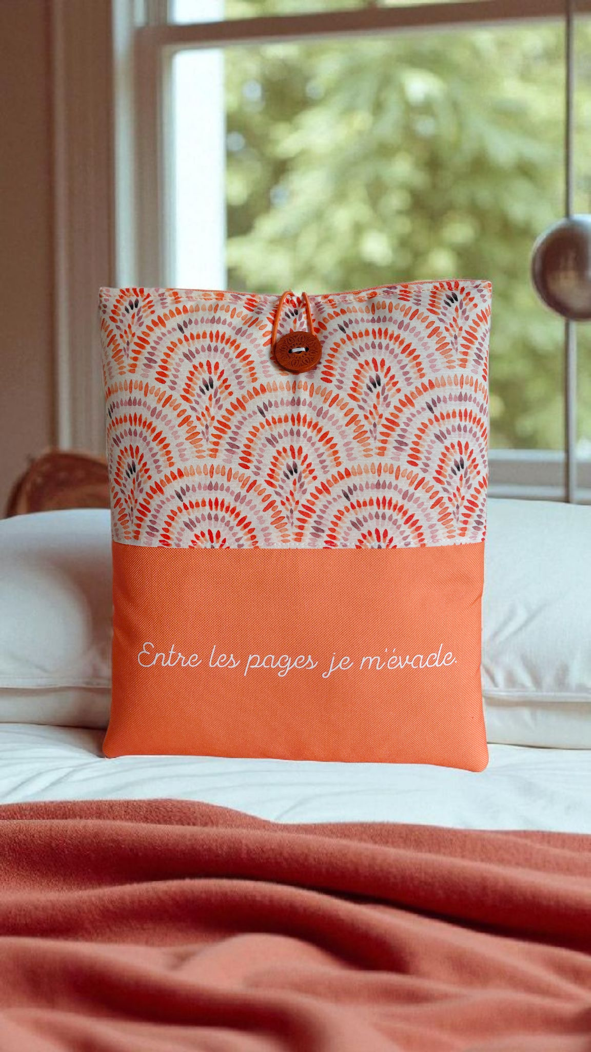 Pochette protège-livres, liseuses et tablettes – Modèle unique fait main en tissu imperméable, citation “Entre les pages je m’évade”