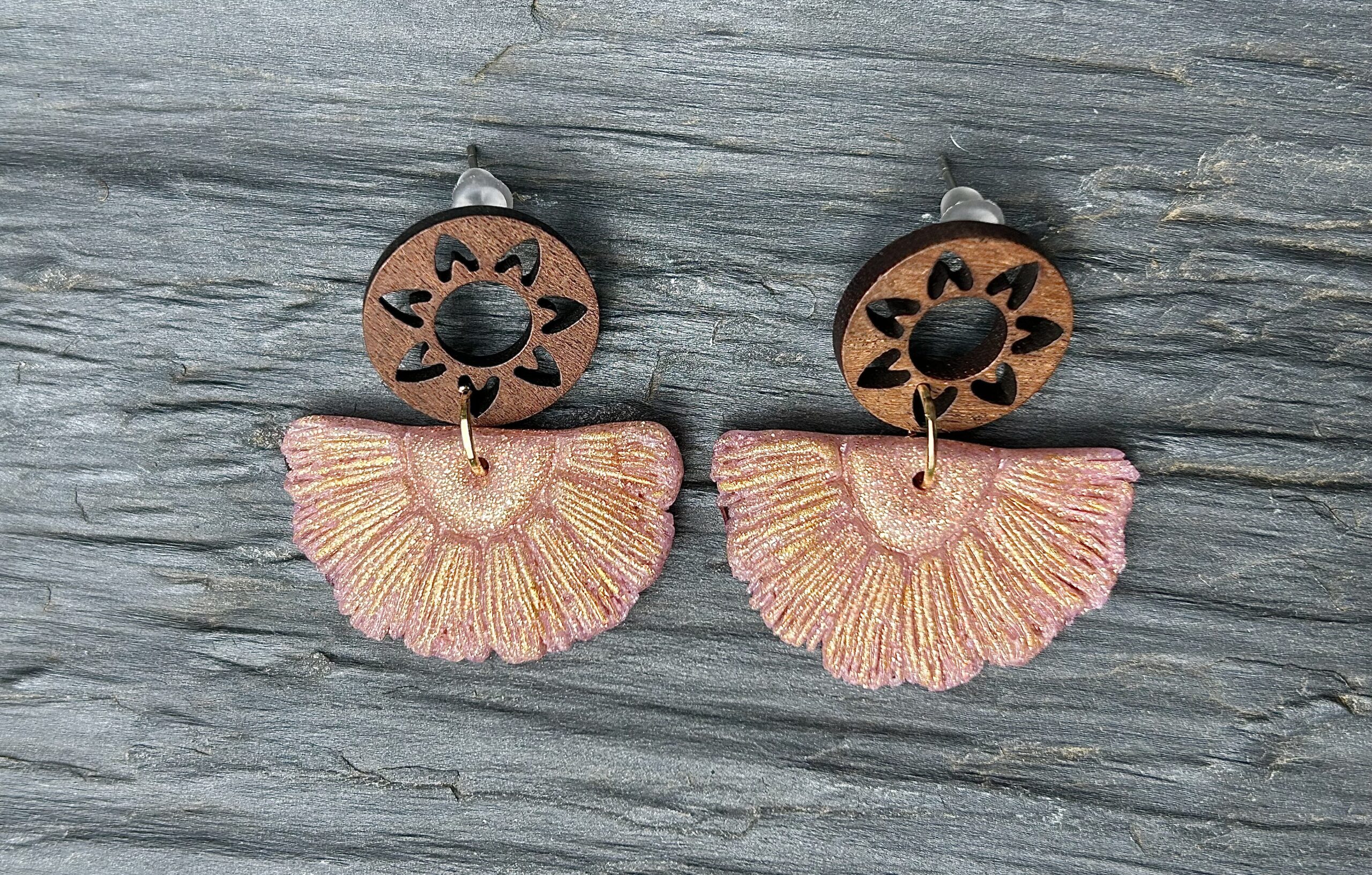 Boucles d’oreilles « Eventail » en pâte polymère rose gold et rosace en bois – Image 2