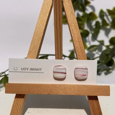 Boucles d’oreilles « Les petits carrés » en pâte polymère blanc et rose
