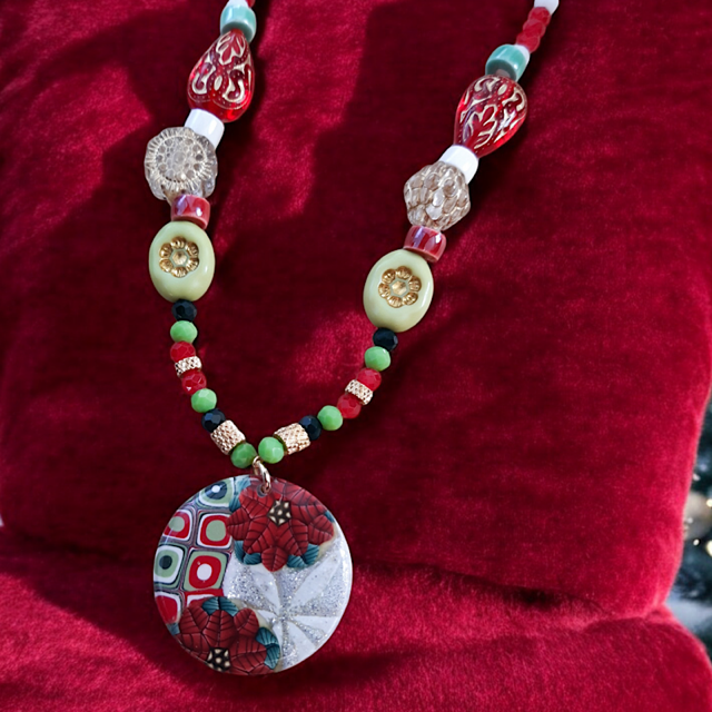 Collier festif poinsettia en pâte polymère isycrea bijoux