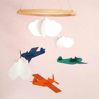 Mobile pour enfant avec avions multicolores et nuages en papier recyclé.