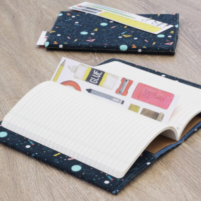 Le protège-carnet, son carnet et le marque page Thème école