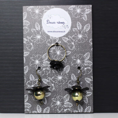 La parure de bijoux fleurs noires