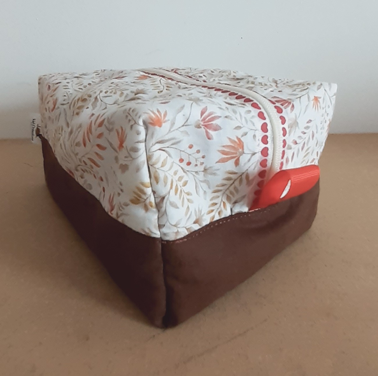 Trousse doublée et molletonnée bicolore marron chocolat pour la partie inférieur et imprimé coton automnal pour la partie supérieur