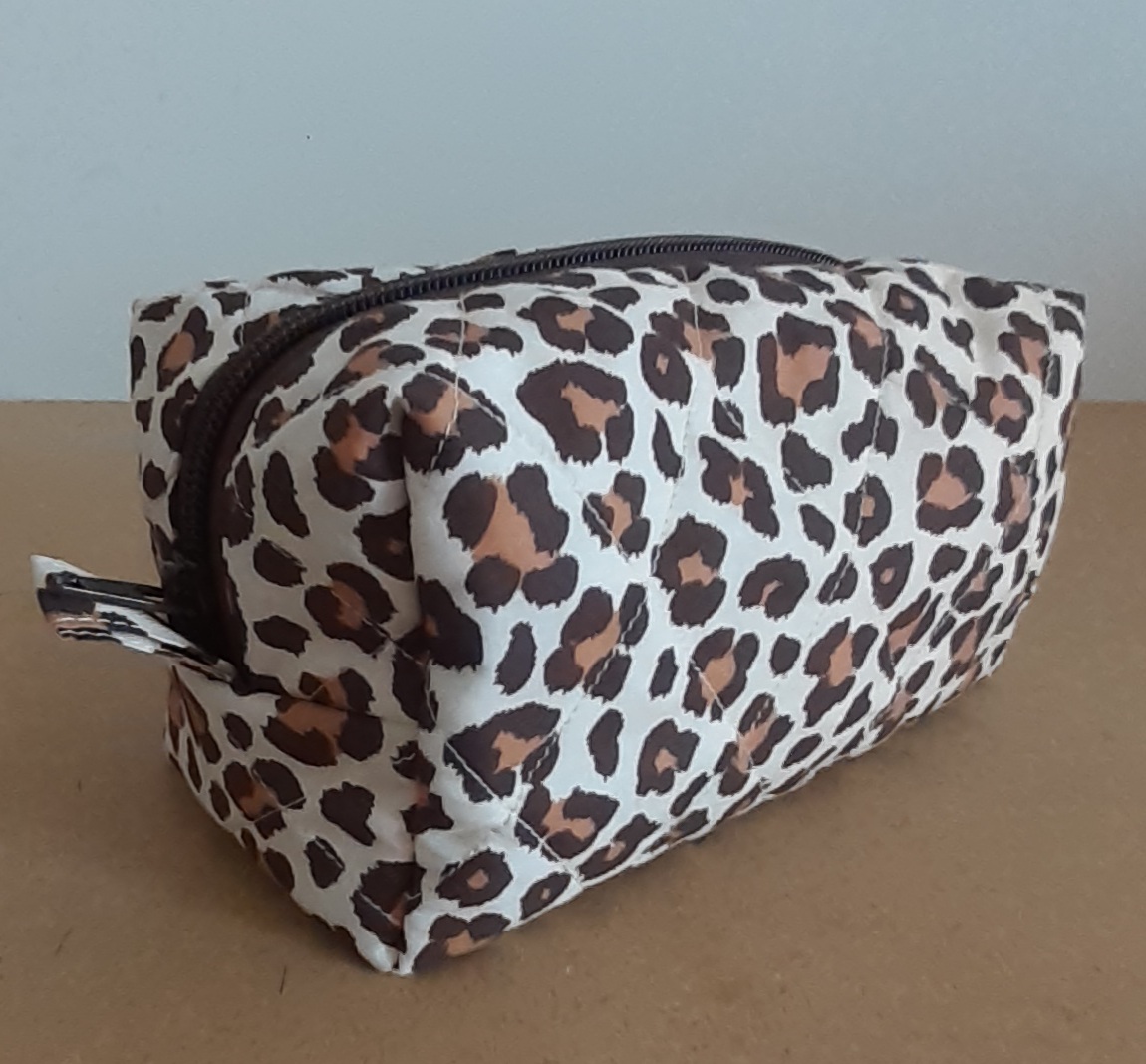 trousse léopard matelassée et doublée marron, noir et blanc cassé en coton
