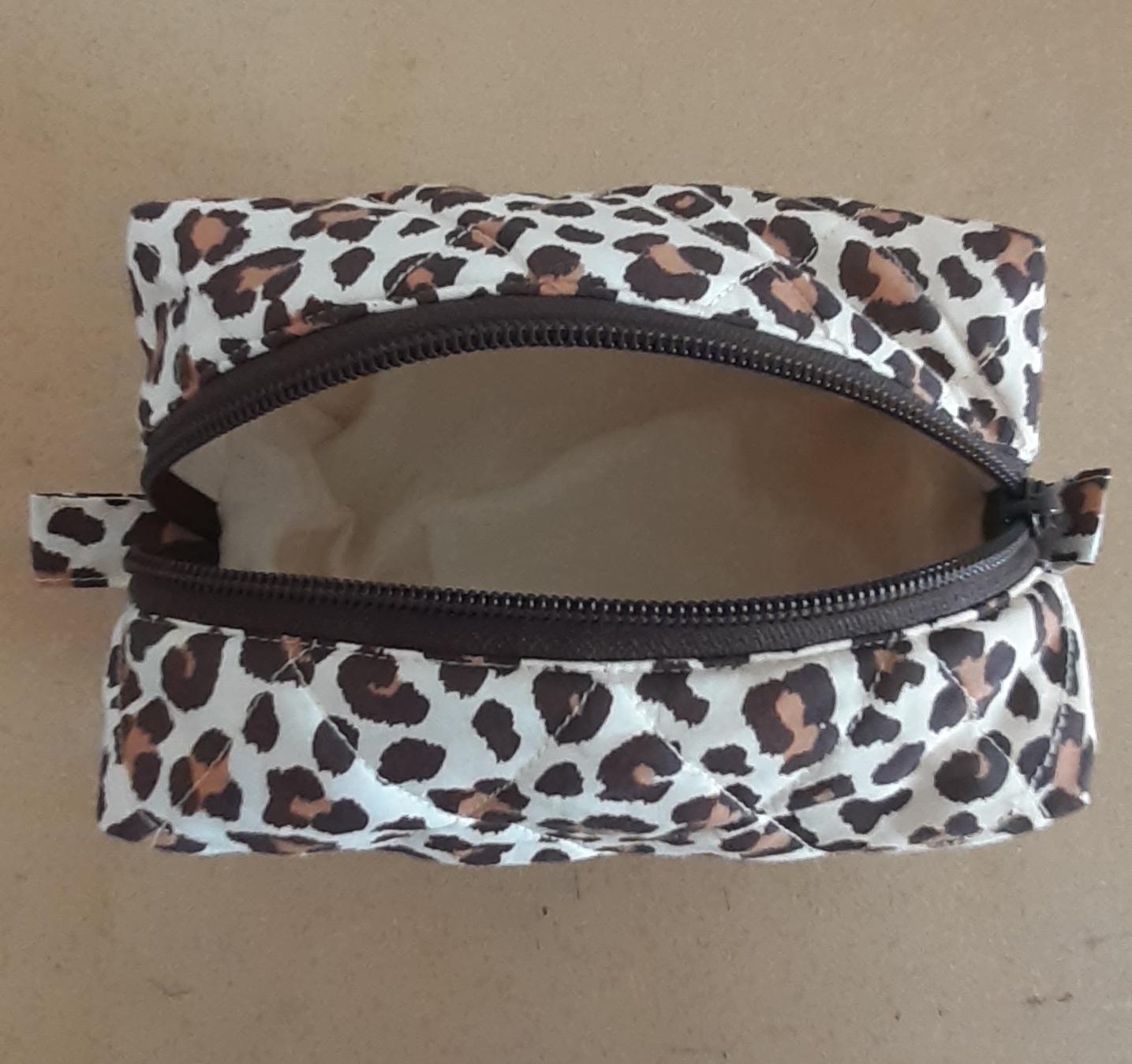Trousse matelassée en coton léopard