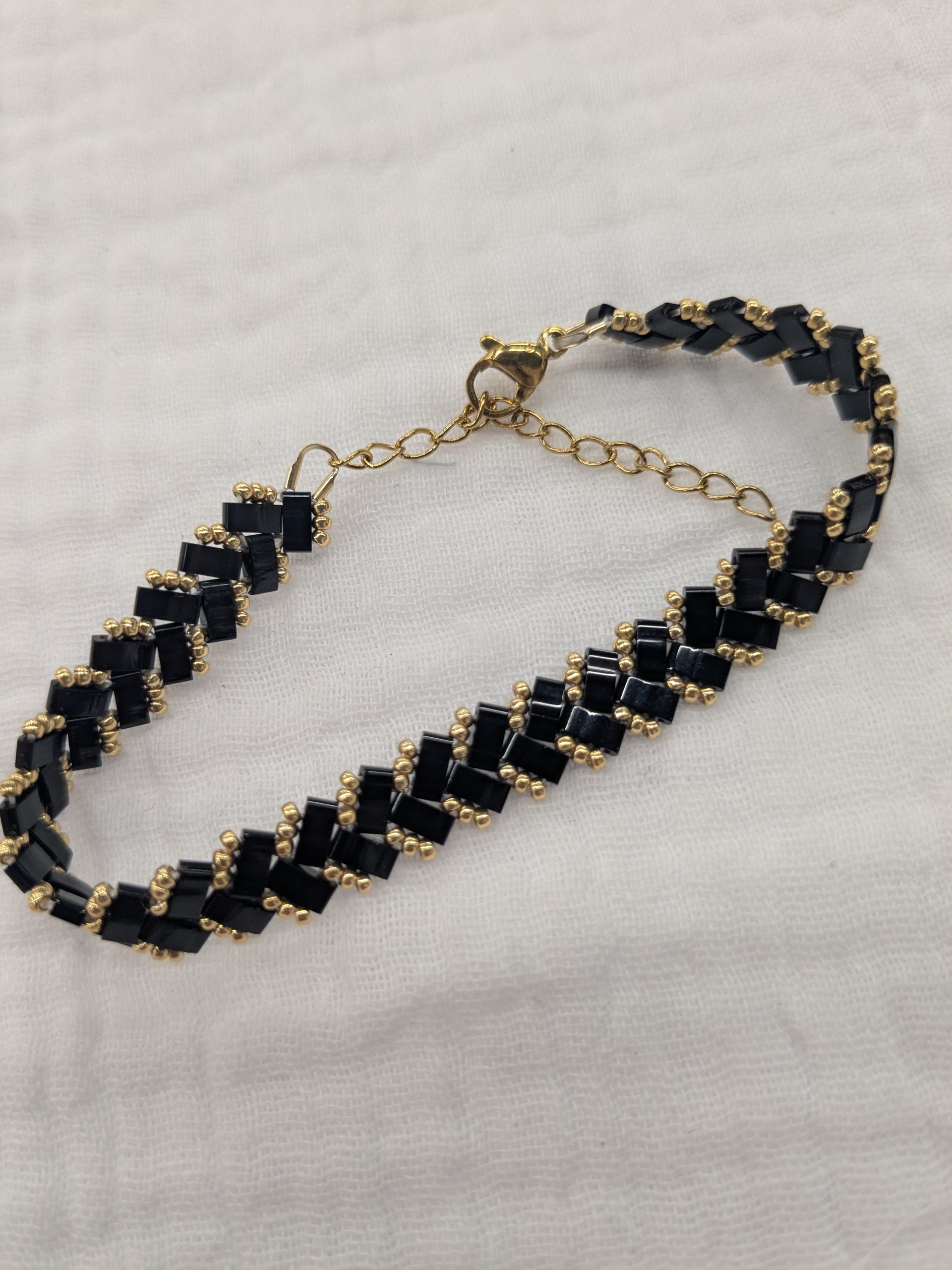 Bracelet chevrons en perles Miyuki noir et doré