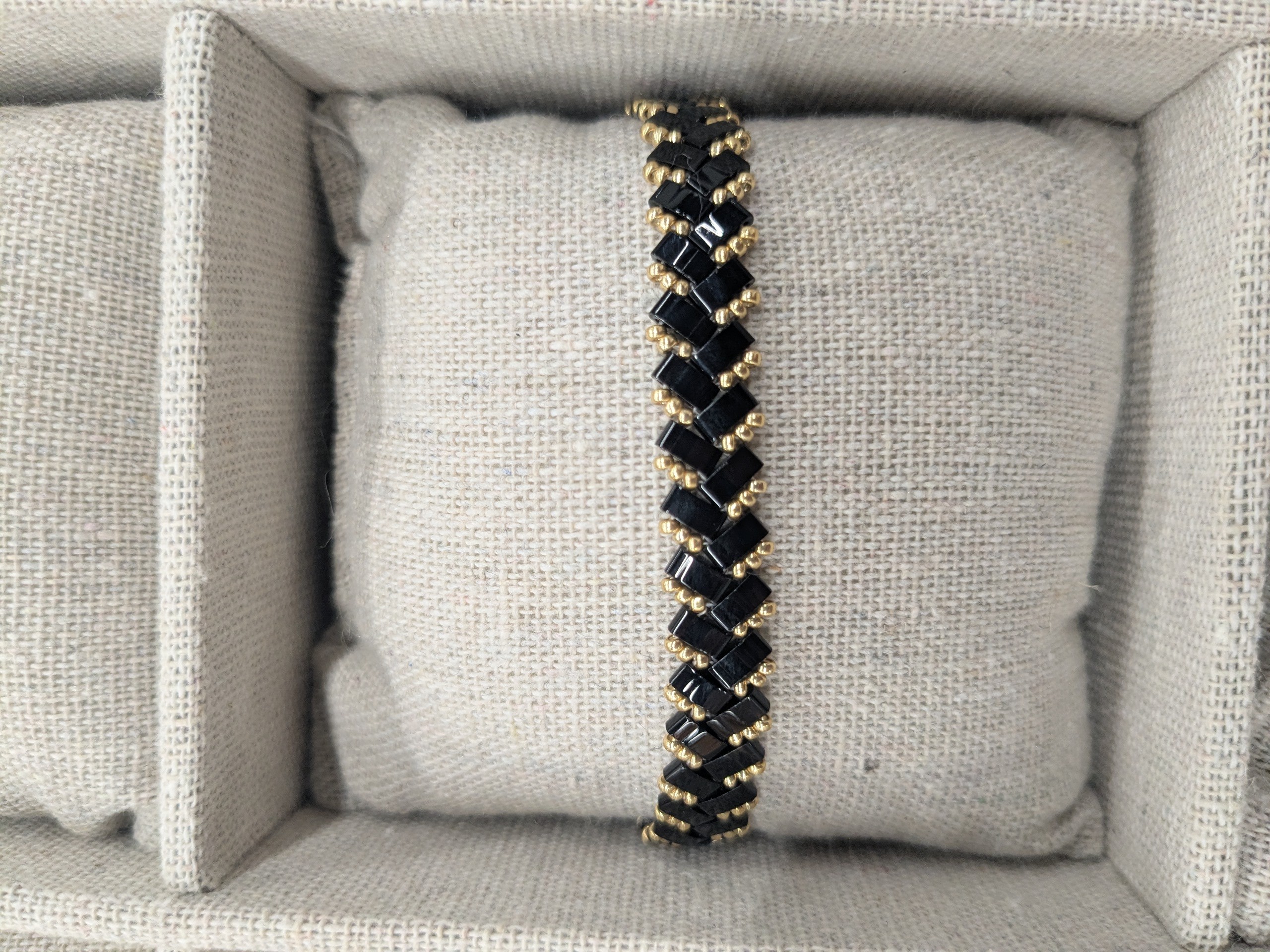 Bracelet chevrons en perles Miyuki noir et doré – Image 2