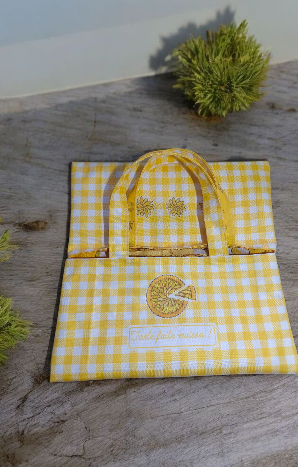 Sac à tarte réversible en tissu imperméable fait main – vichy jaune & motif tarte aux pommes – Oeko-Tex® – Image 4