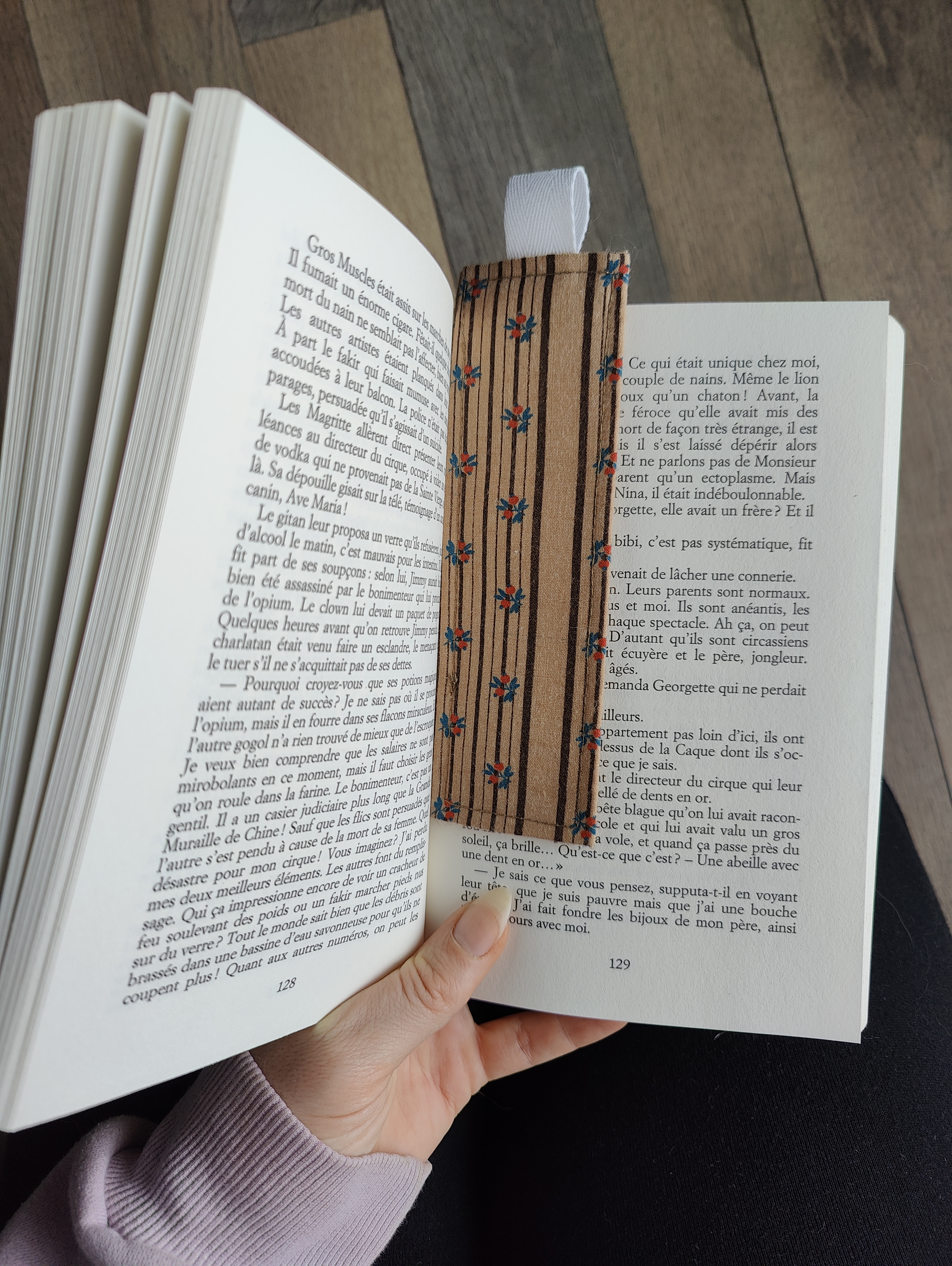 Marque-page dans un livre ouvert