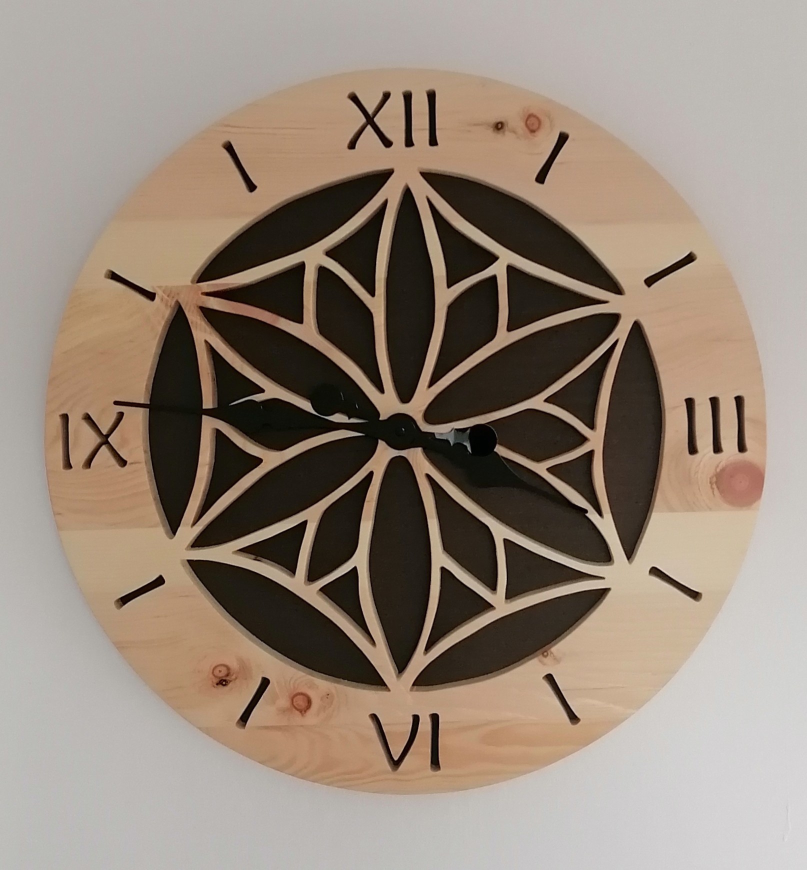 Horloge murale grand format en pin cembro massif, pour faire rayonner l'élégance et l'ambiance chaleureuse et naturelle de votre intérieur. – Image 2