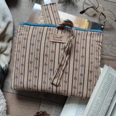 Pochette en tissu à rayures fleuries, faite main, avec marque-page assorti et livre broché.
