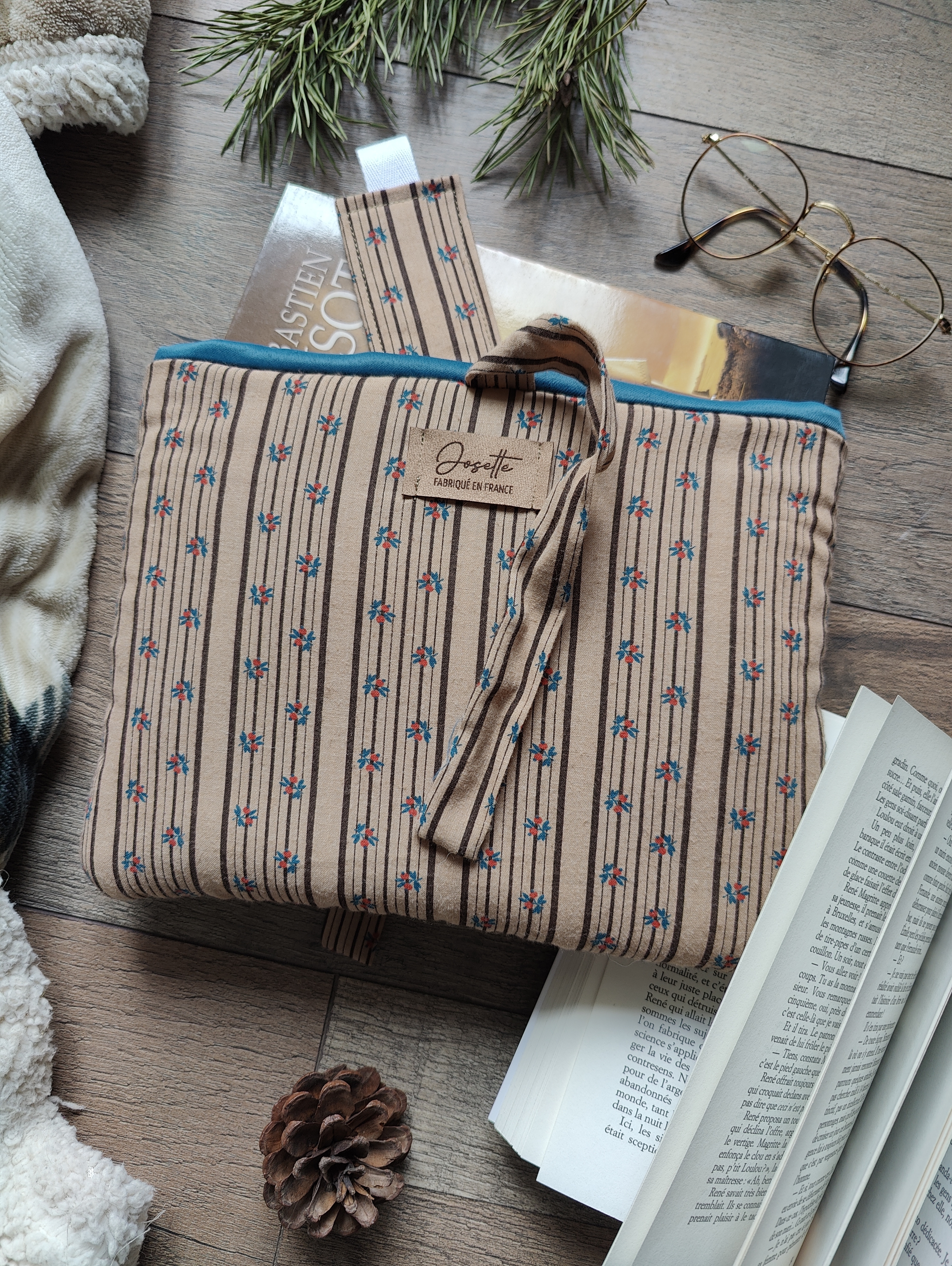 Pochette en tissu à rayures fleuries, faite main, avec marque-page assorti et livre broché.
