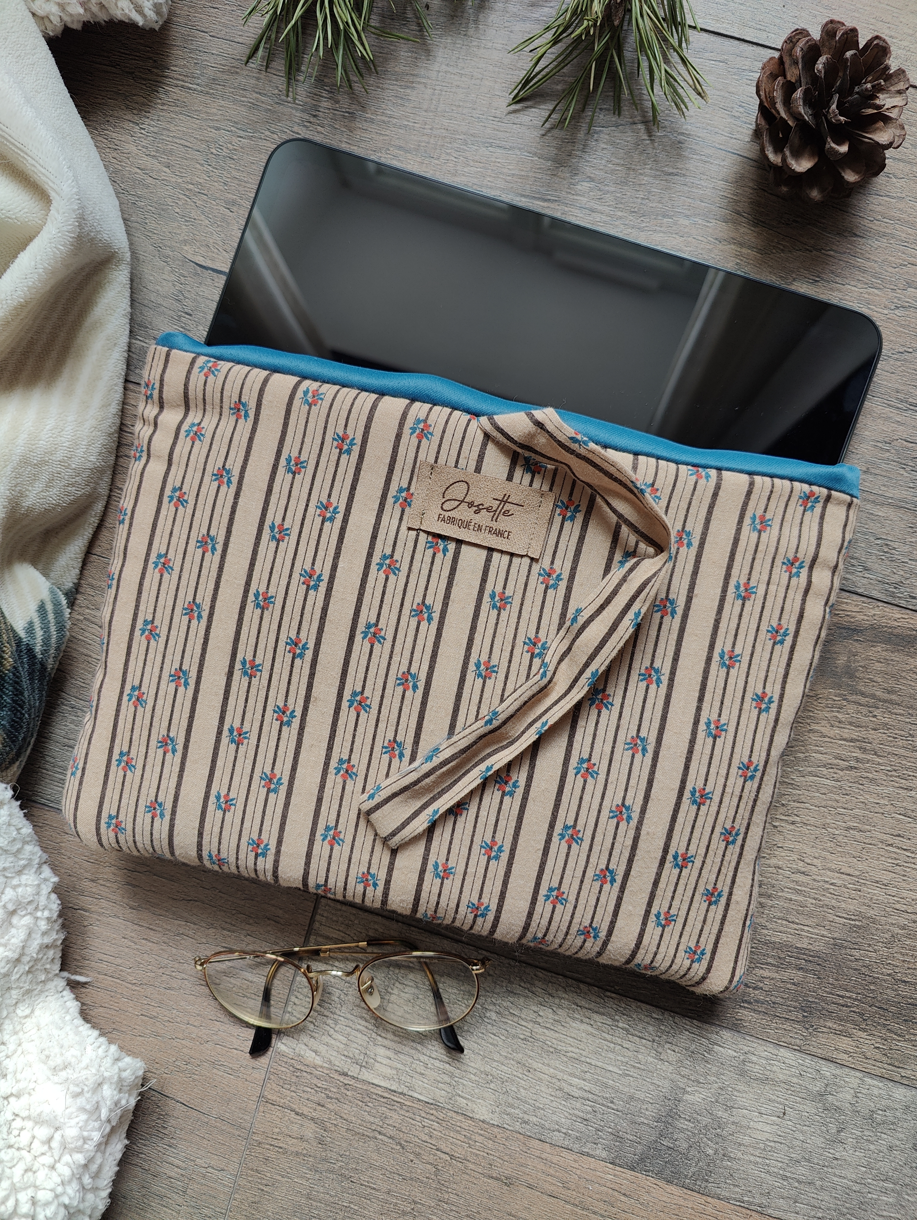Pochette pour livre ou tablette, tissu fleuri rayé et doublure turquoise.