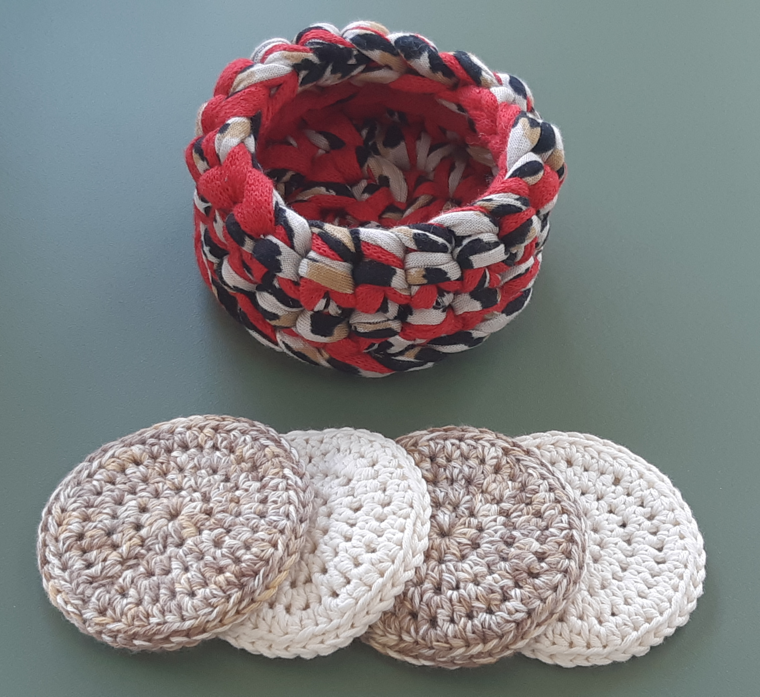 Petite corbeille "léopard" et ses disques à démaquiller au crochet – Image 2