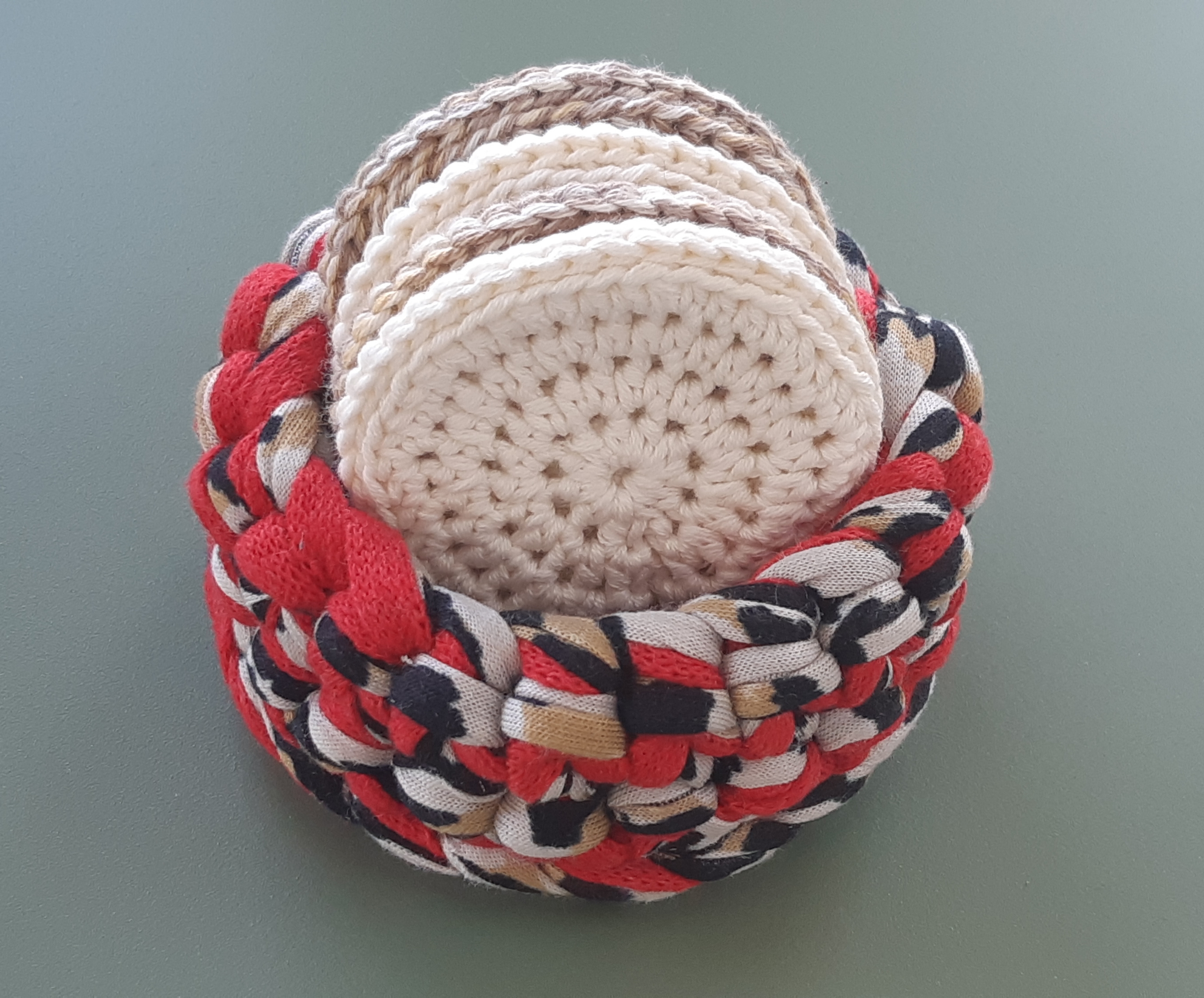 Petite corbeille garnie de disques à démaquiller