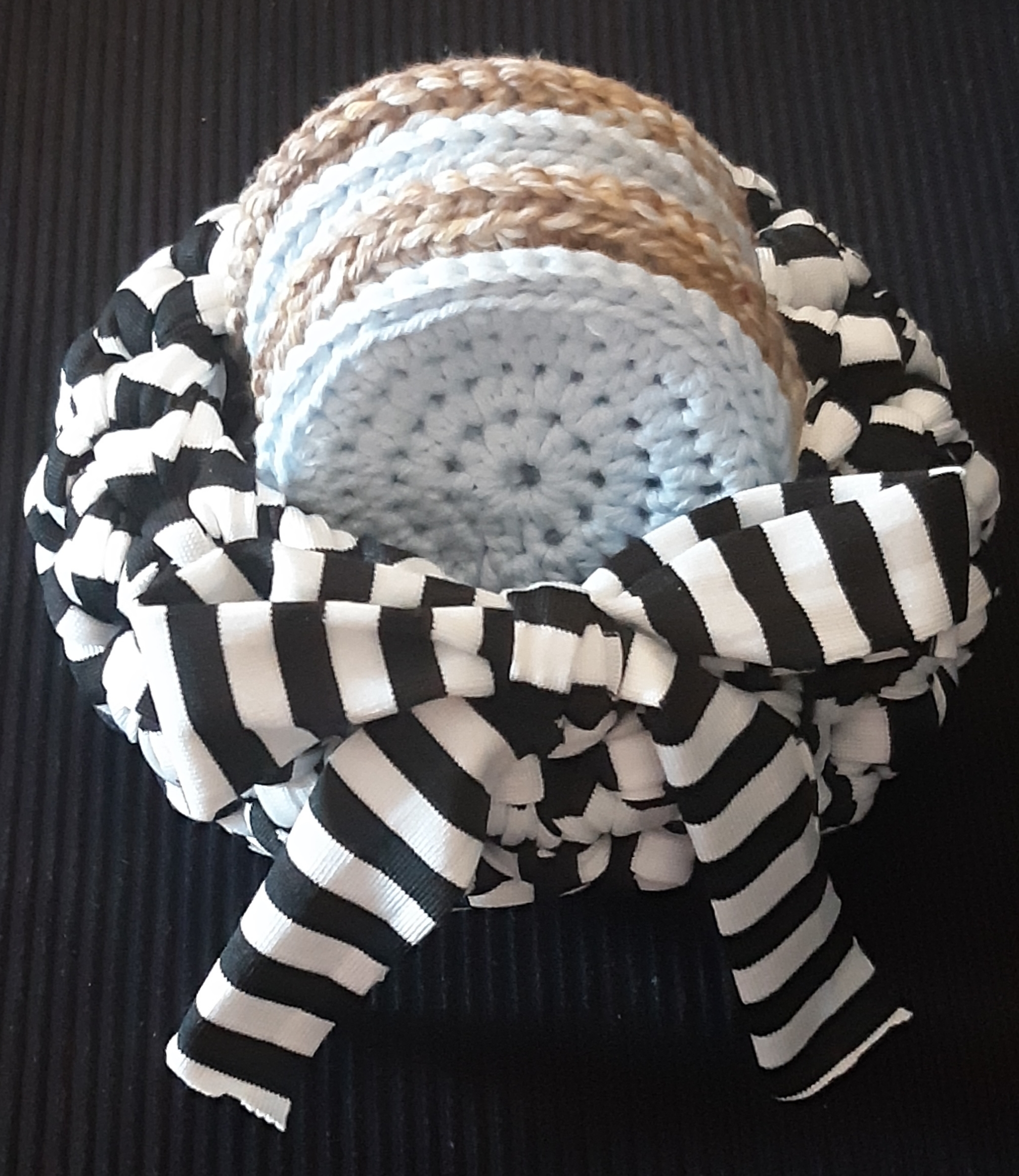 Petite corbeille et ses disques à démaquiller au crochet