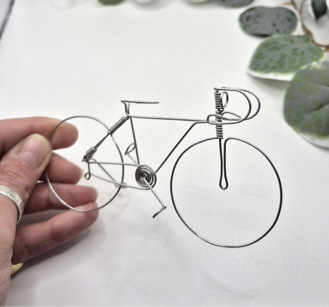 Vélo de course miniature en fil de fer – Image 4