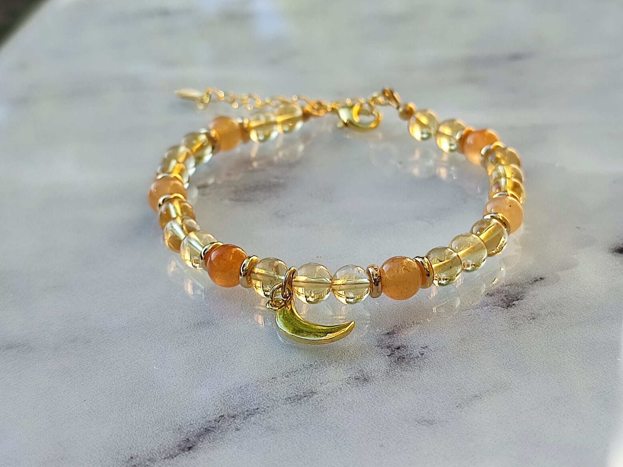 Bracelet en Citrine et Aventurine Orange sur plaqué or avec breloque lune