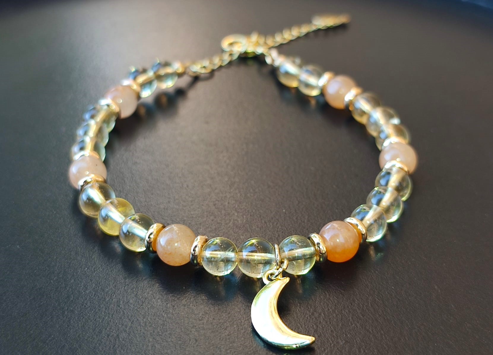 Bracelet en Citrine et Aventurine Orange sur plaqué or avec breloque lune – Image 2