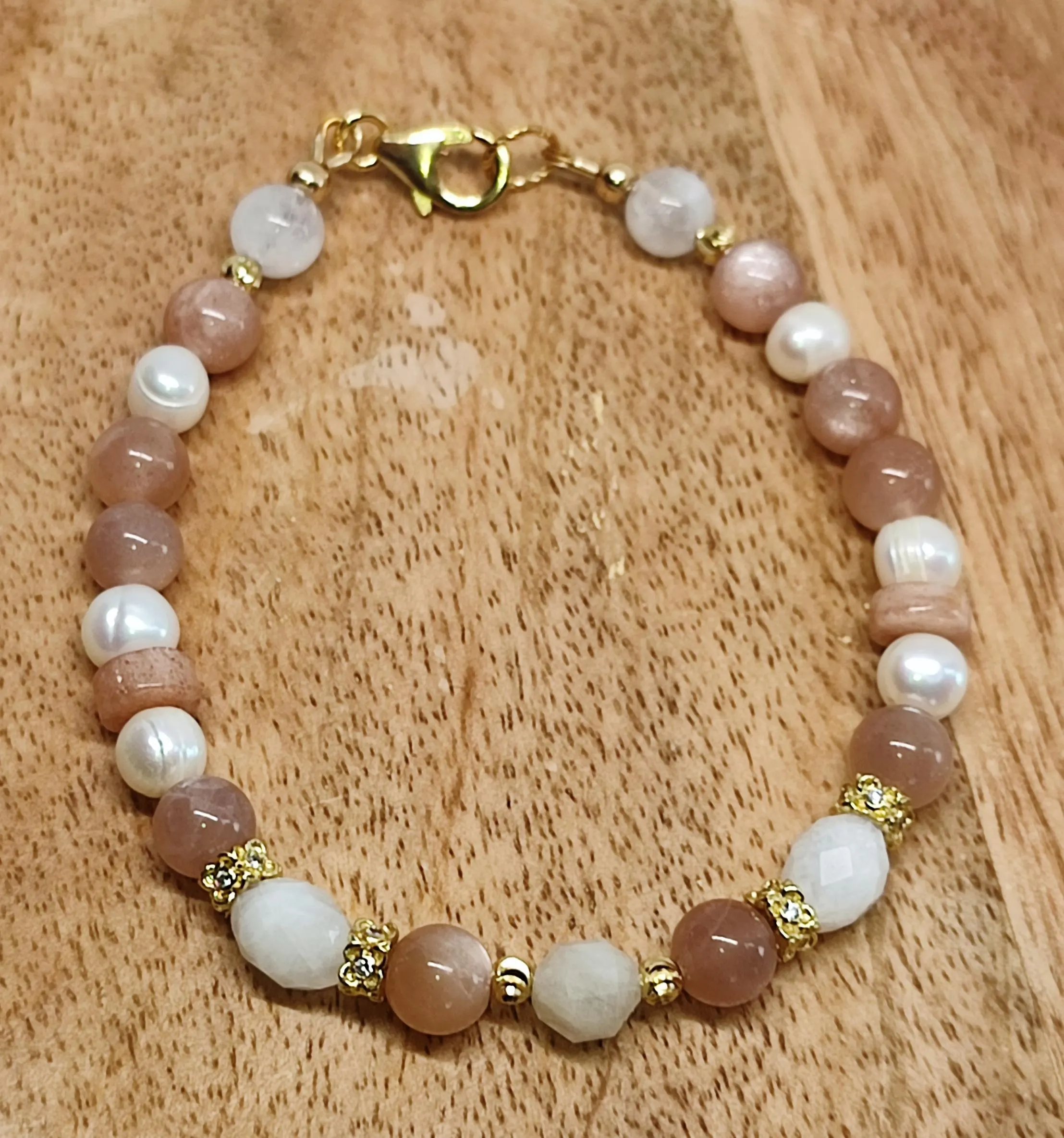 Bracelet Pierre de Soleil, Pierre de Lune et Perles d’Eau Douce - Gold Filled 14K – Image 2