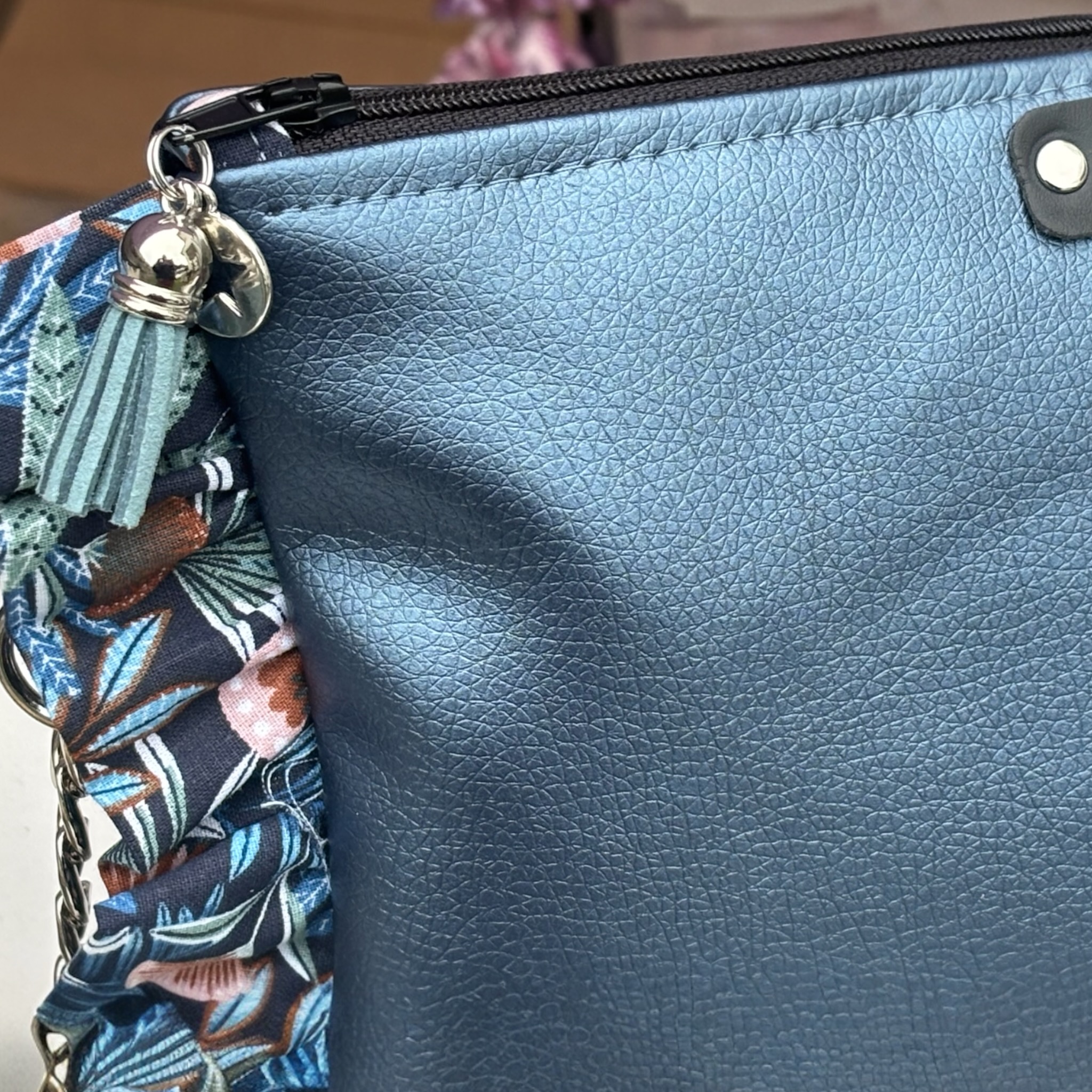 Sac bandoulière en simili cuir bleu irisé- Création Artisanale Française – Image 2