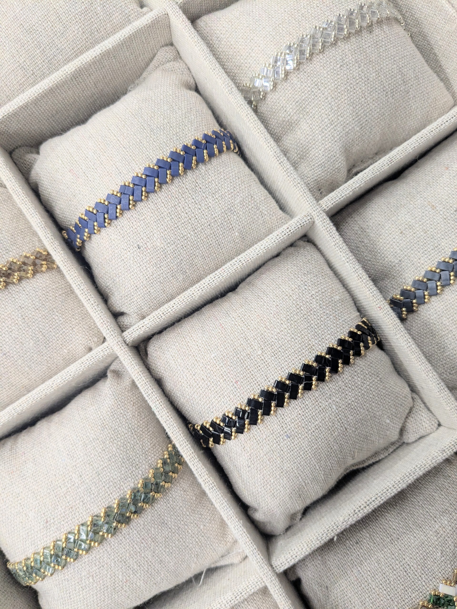 Bracelet chevrons en perles Miyuki anthracite et doré – Image 3