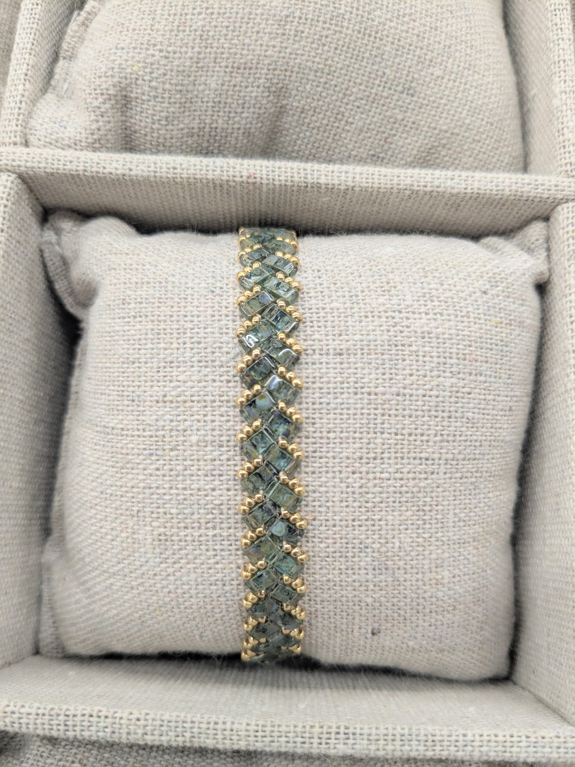 Bracelet chevrons en perles Miyuki vert marbré et doré – Image 3