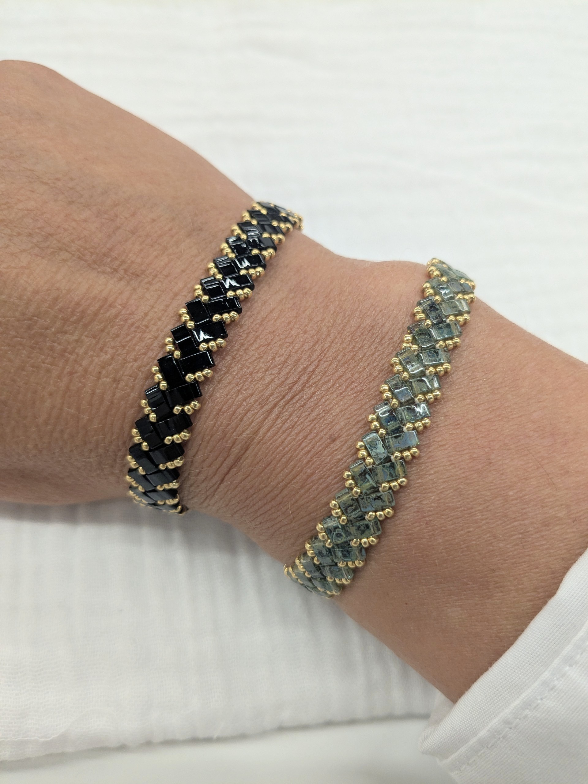 Bracelet chevrons en perles Miyuki anthracite et doré – Image 4