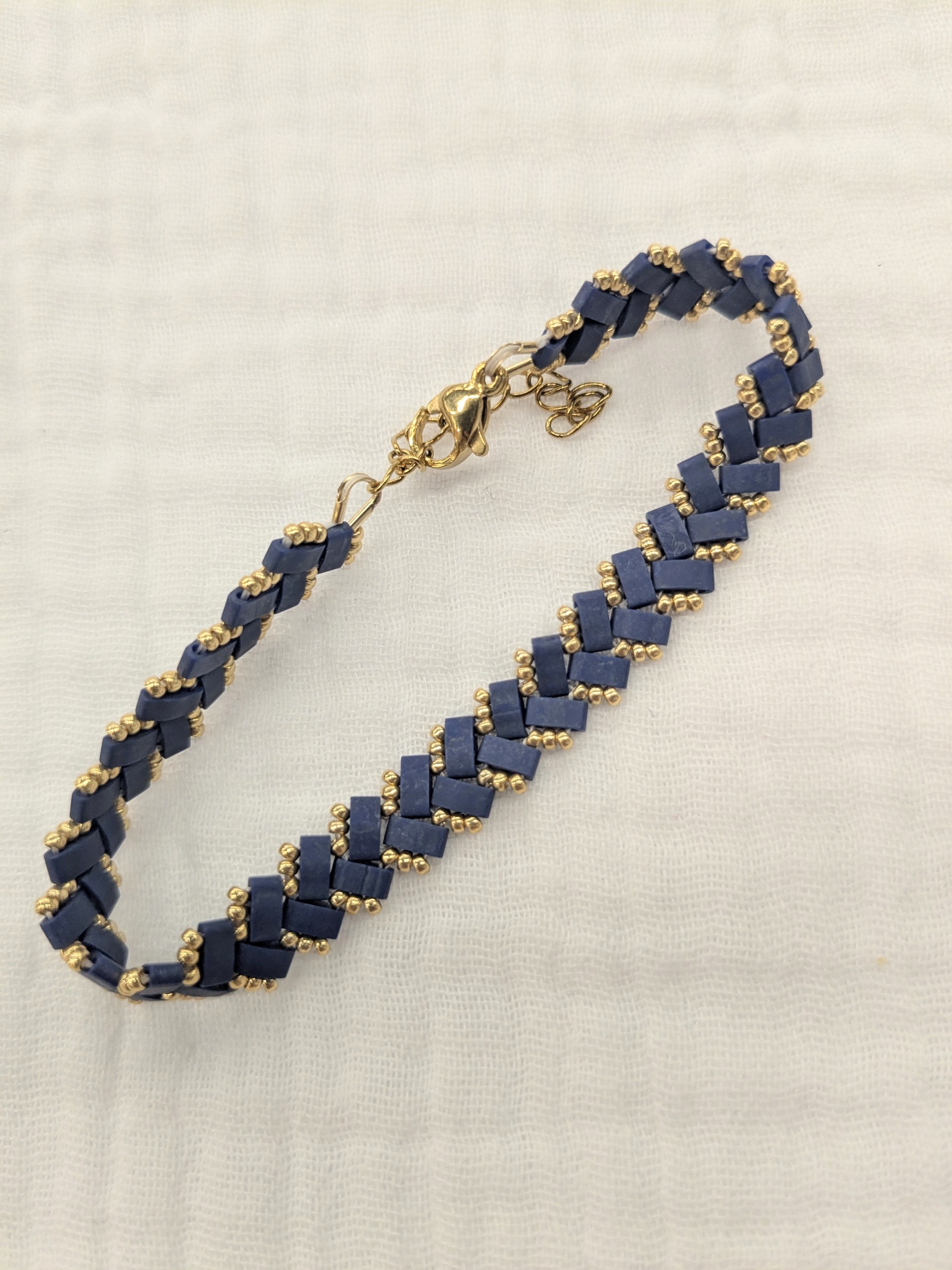 Bracelet chevrons en perles Miyuki anthracite et doré