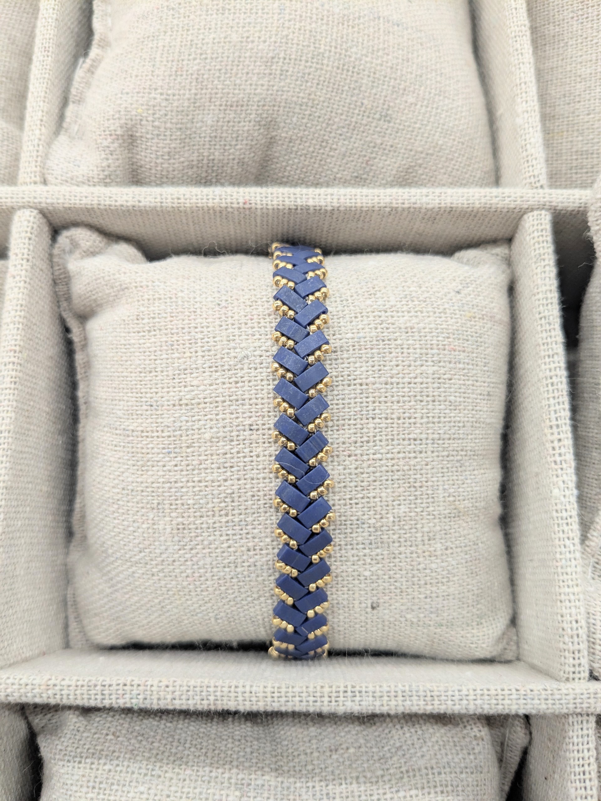 Bracelet chevrons en perles Miyuki marine et doré – Image 2