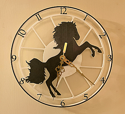 Pendule murale cheval cabré