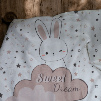 Cape de bain bébé en éponge de bambou - motif lapin pastel - fait main