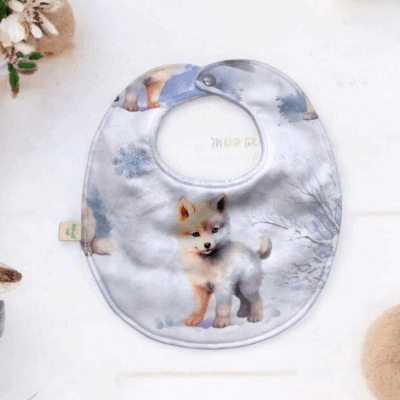 Bavoir bébé motif loup sur fond neigeux – fait main en coton premium et éponge de bambou Oeko-Tex®