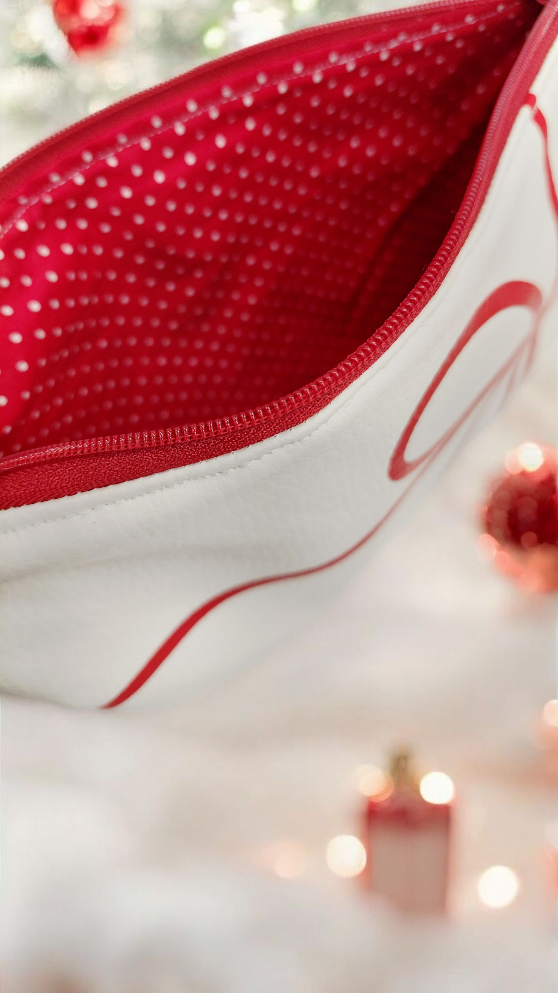 Pochette de Noël en simili cuir motif gnome – fait main, intérieur coton enduit – Image 3