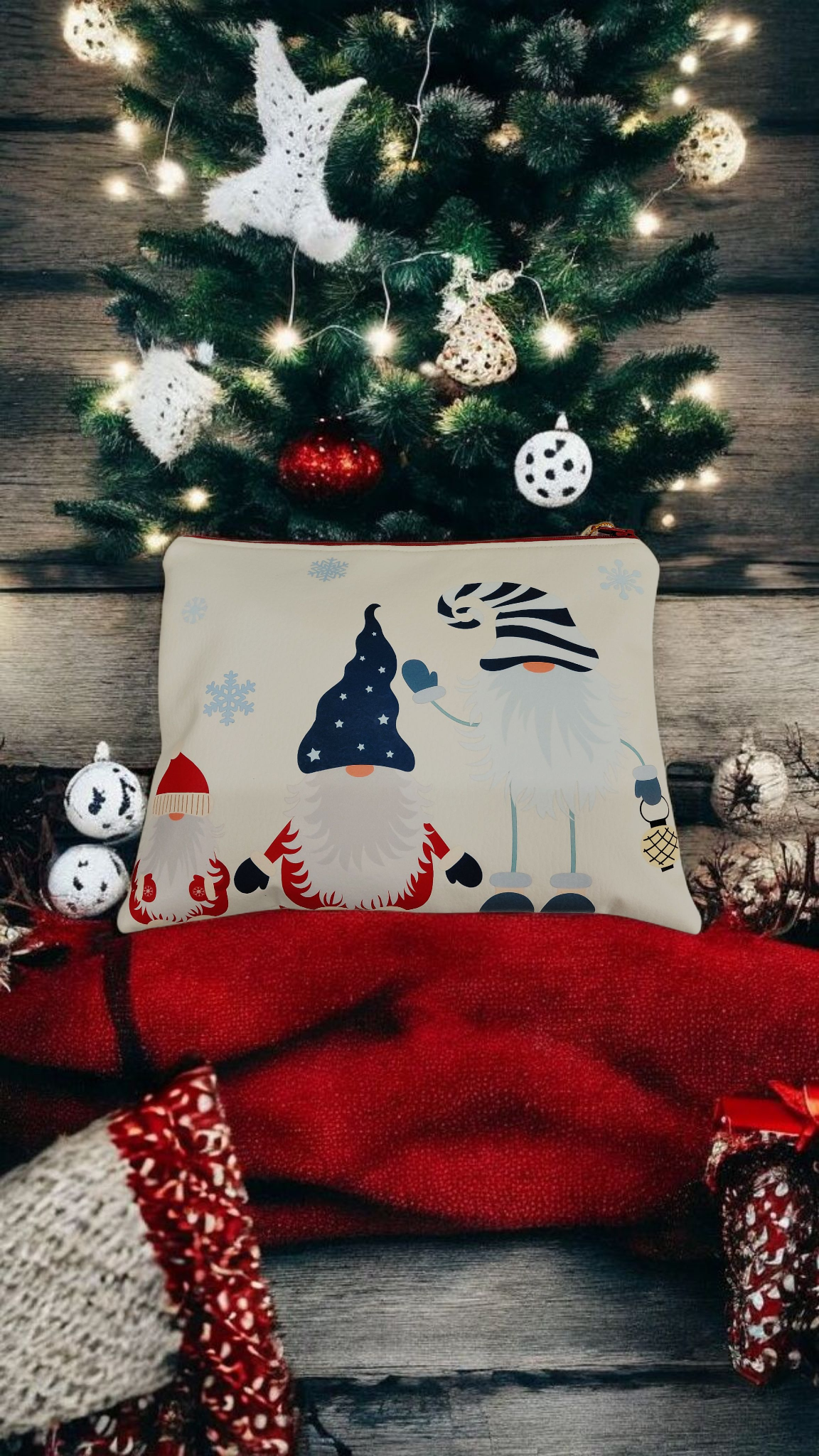 Pochette de Noël en simili cuir motif gnome – fait main, intérieur coton enduit – Image 5