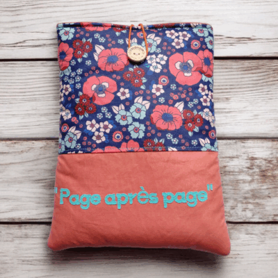 Pochette imperméable fleuri bleu & corail – exemplaire unique – personnalisation “Page après page” – fait main