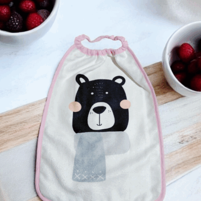 Bavoir maternelle / Serviette de table enfant – Motif ours hiver – Fait main