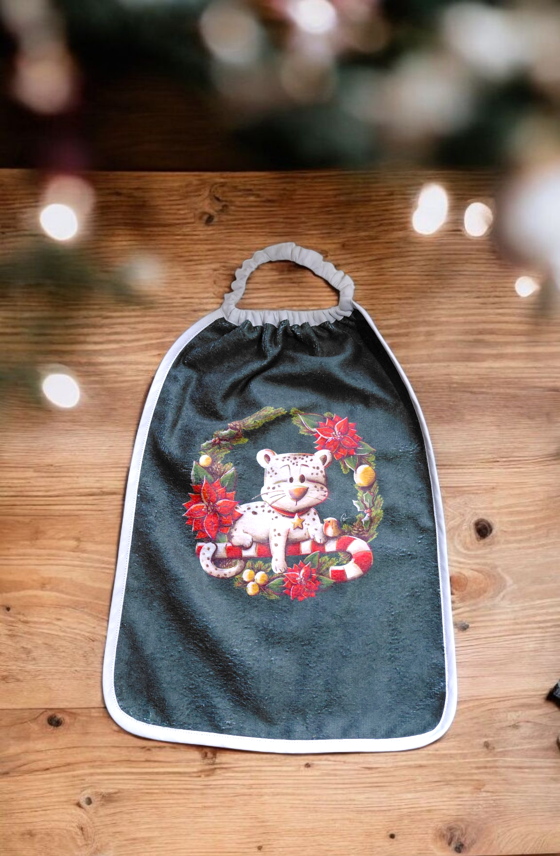 Bavoir Noël – Grande serviette de table enfant – Fait main motif léopard festif – Image 2