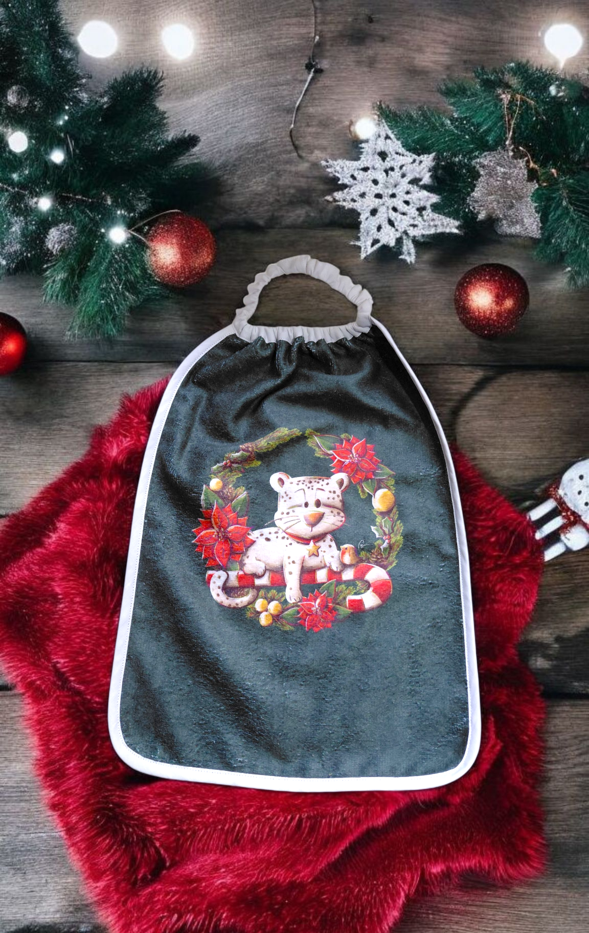 Bavoir Noël – Grande serviette de table enfant – Fait main motif léopard festif
