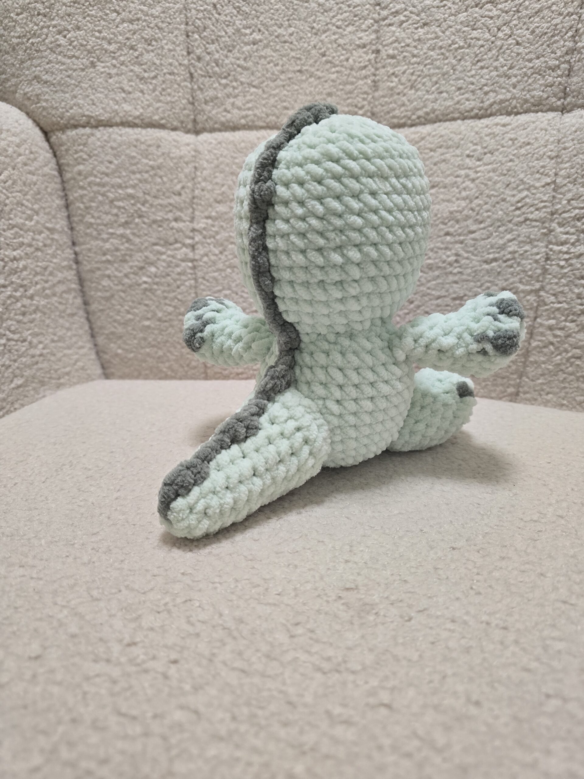 Dinausore en peluche vu dos