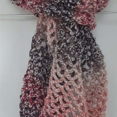 Echarpe ajourée au crochet dégradé rose