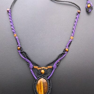 Collier macramé. Avec 2 tigres, film noir, violet et orange en entier ajust ajustable. Grâce à un nœud coulissant.