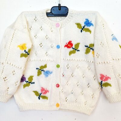 Gilet pour fille 2 ans, tricot main, avec des fleurs