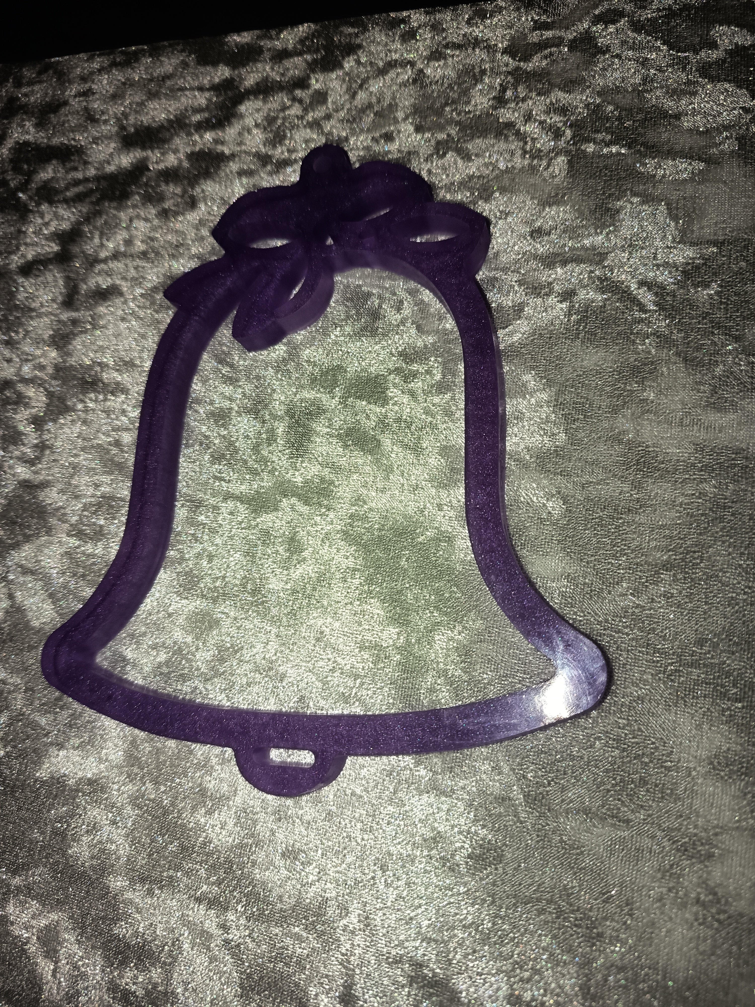 Cloche de Noël violette en résine – Image 2