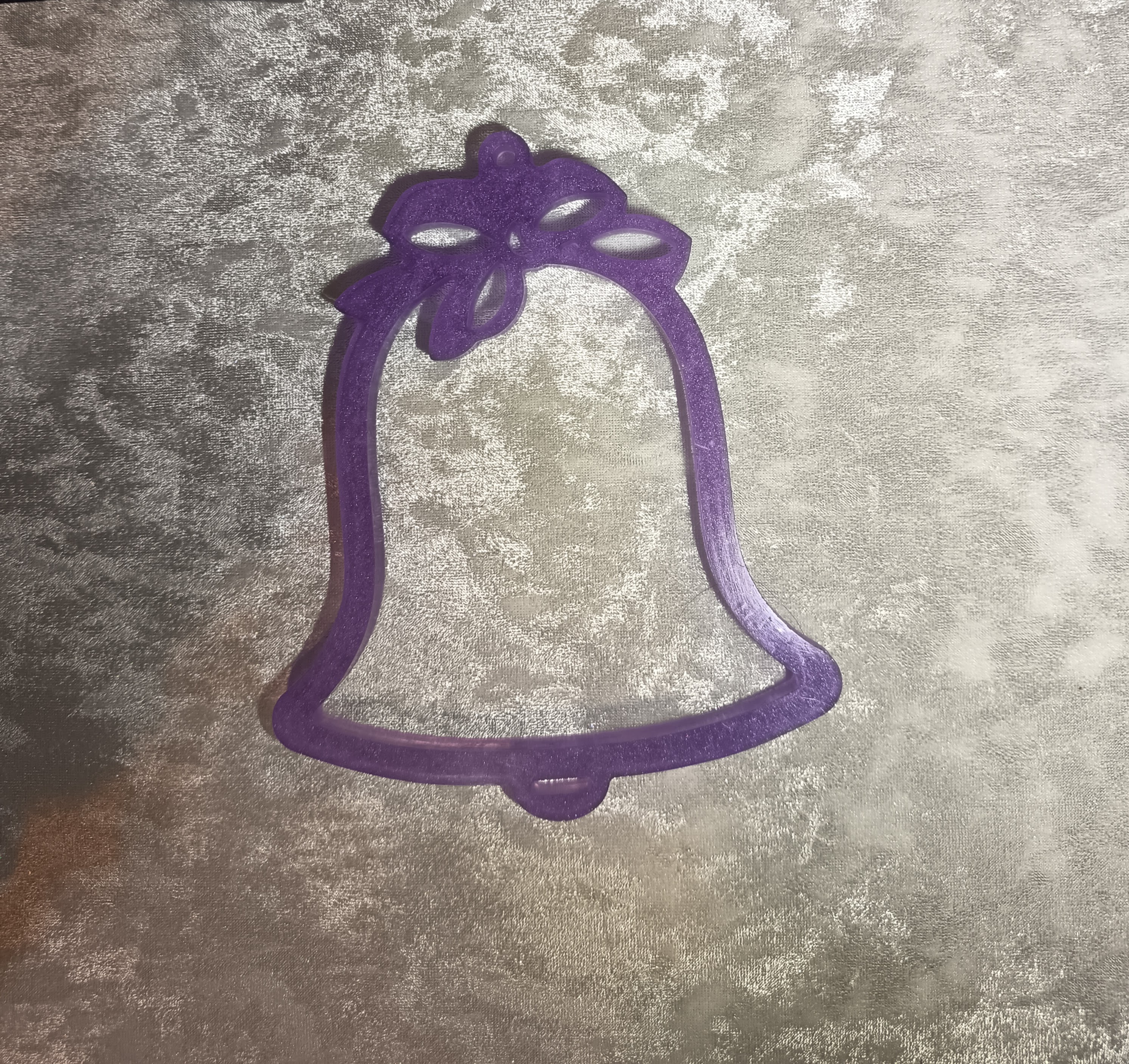 Cloche de Noël violette en résine