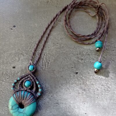 Collier donut, micro macramé, pierres naturelles