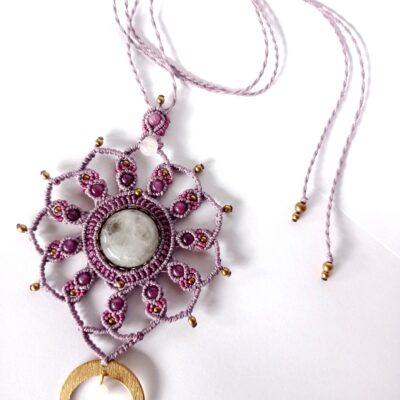 Collier mandala en micro macramé, quartz et améthyste