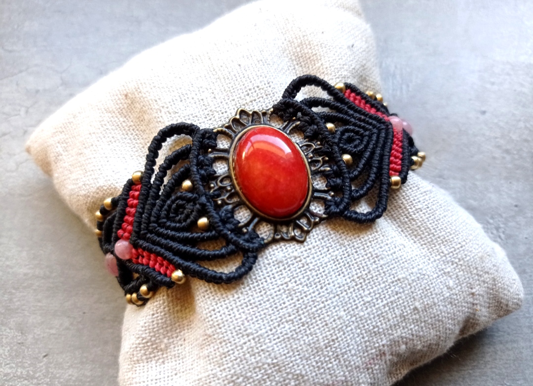 Bracelet cabochon jade rouge, micro macramé